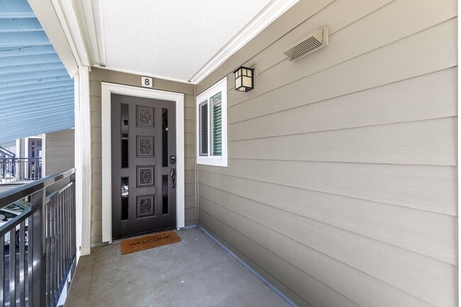 Building Photo - 2 bed 1.75 bath - includes water/sewer/gar...