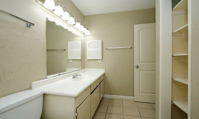 Building Photo - 2822 S Bartell Dr