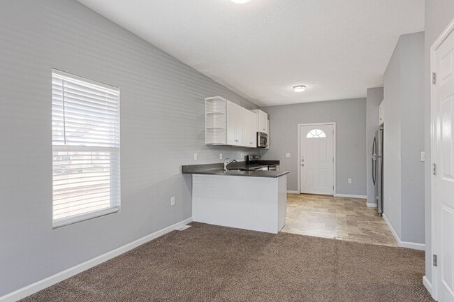 Building Photo - 2 bed 2 bath available
