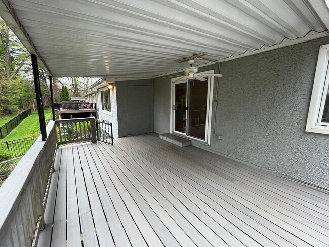 Building Photo - **RIVERFRONT 4-BEDROOM/2-BATH WITH 4-CAR GARAGE, FULL BASEMENT!!**