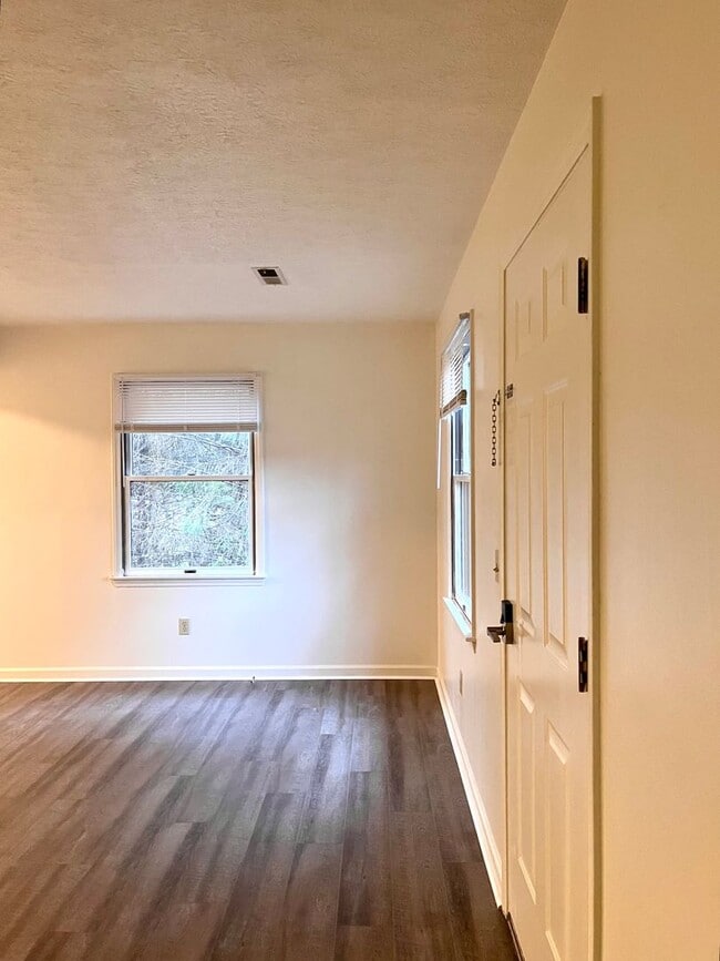 Building Photo - Renovated Home Near Virginia Tech