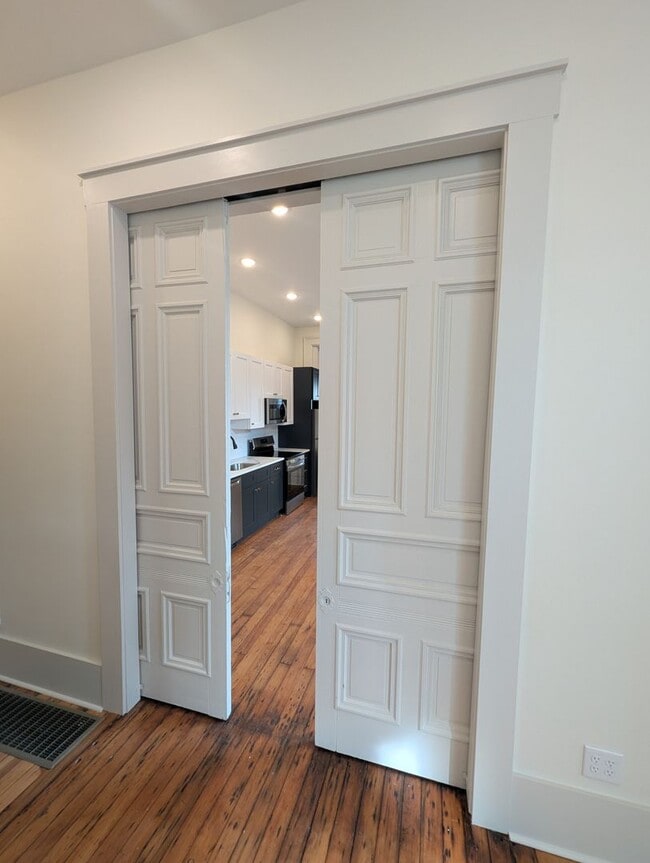 Building Photo - Newly renovated, modern apartment in historic Covington