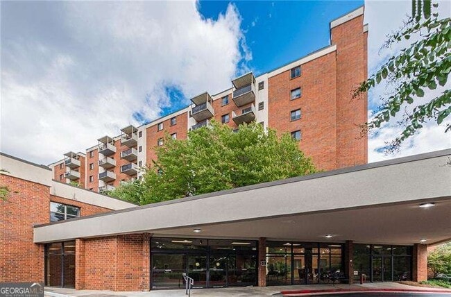 Building Photo - 300 Johnson Ferry Rd