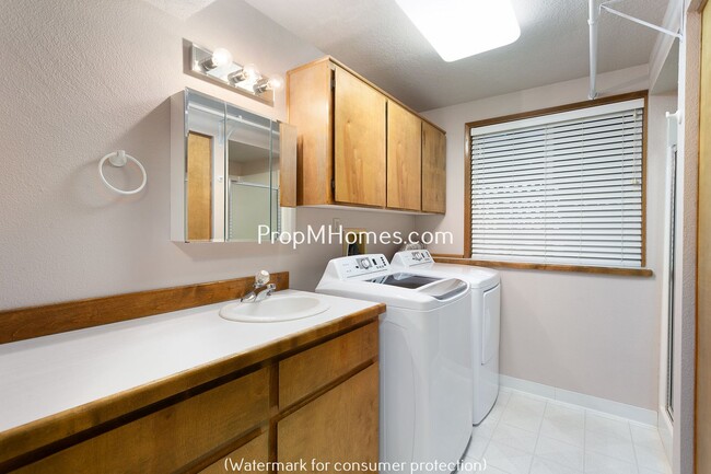 Building Photo - Spacious Four Bedroom Split-Level Home In Milwaukie!