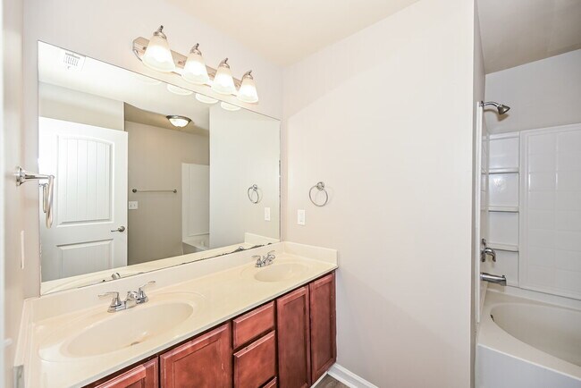 Building Photo - 167 Lyndhurst Dr