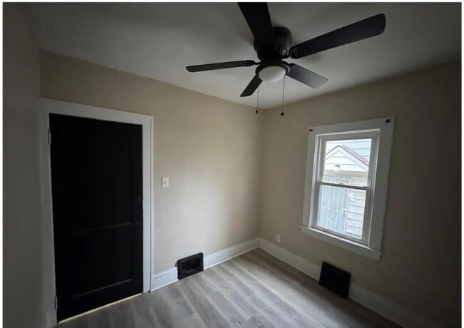 Building Photo - 14910 Kingsford Ave