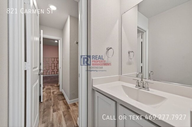 Building Photo - 821 Carmen St