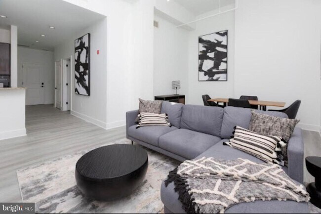 Building Photo - 300 Cathedral St