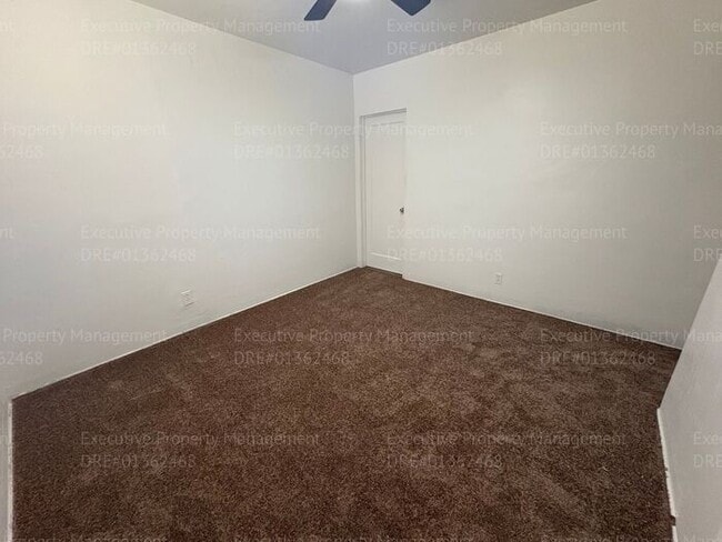 Building Photo - 1 bedroom/ 1 bathroom home with modern ame...