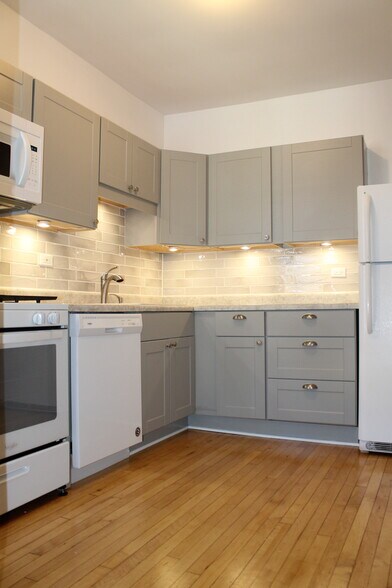 Kitchen - 4850 N Rockwell St