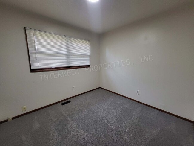 Building Photo - 3 Bd 1.5 ba Ranch Style Home in NE PDX With Washer/Dryer Hook-ups, Fenced Backyard & 2 Car Garage!