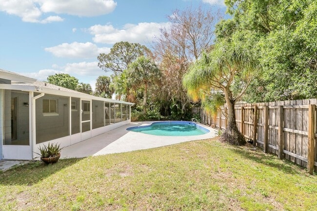 Building Photo - 2145 5th St