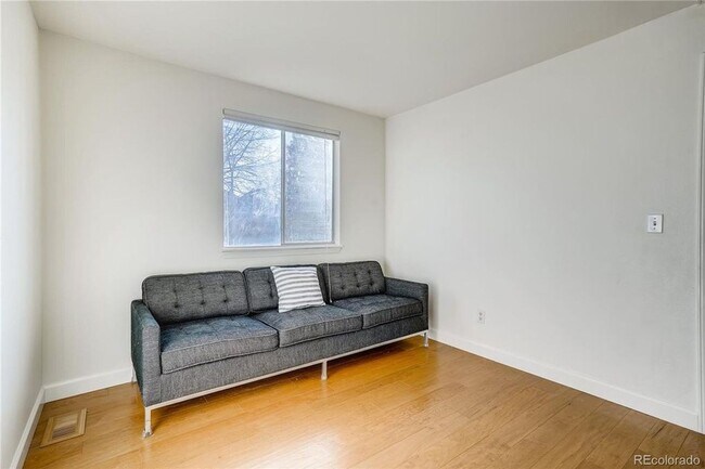 Building Photo - Lovely Louisville Home for Lease! Darling Dutchcreek Home on Dahlia!