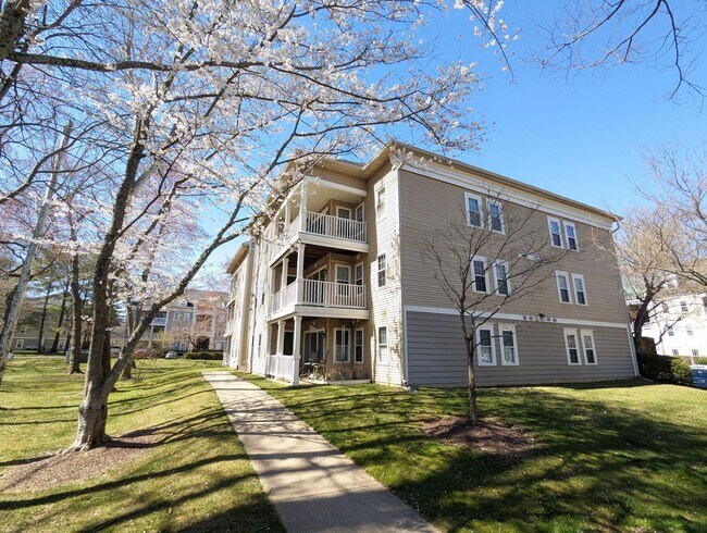 Building Photo - Beautifully maintained ground level condo in Germantown ready by mid April!