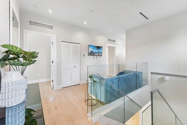 Building Photo - 850 Washington St