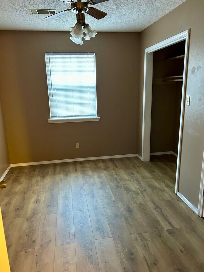 Building Photo - 613 E 16th St