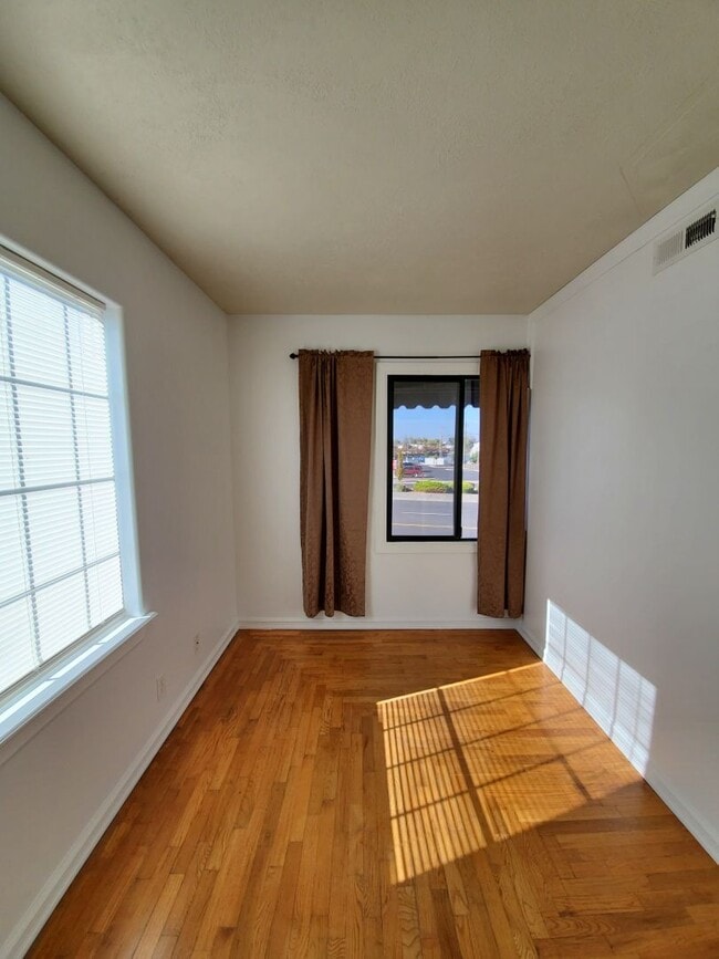Building Photo - Spacious apartment! First Month FREE with 12 month lease!