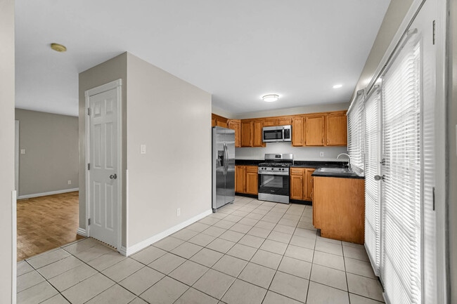 Building Photo - 451 Yorkshire Sq