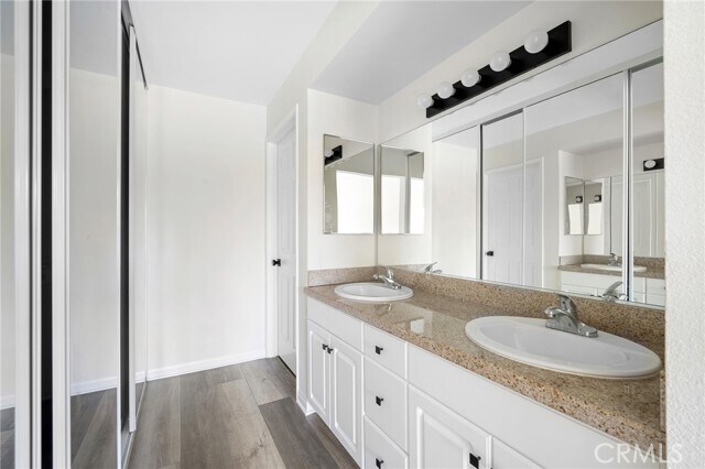 Building Photo - 5565 Canoga Ave