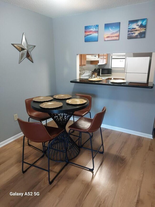 Building Photo - Furnished montly rental