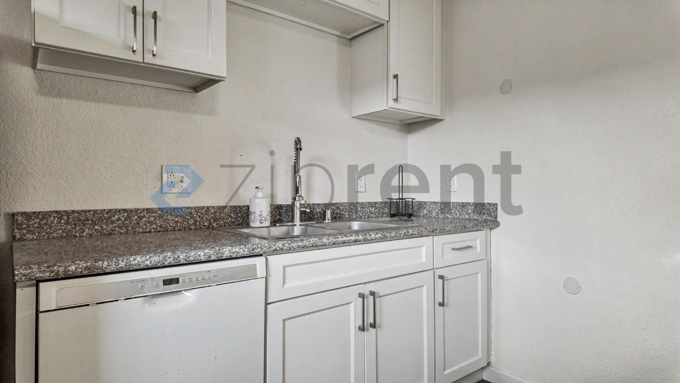 Building Photo - Unit D