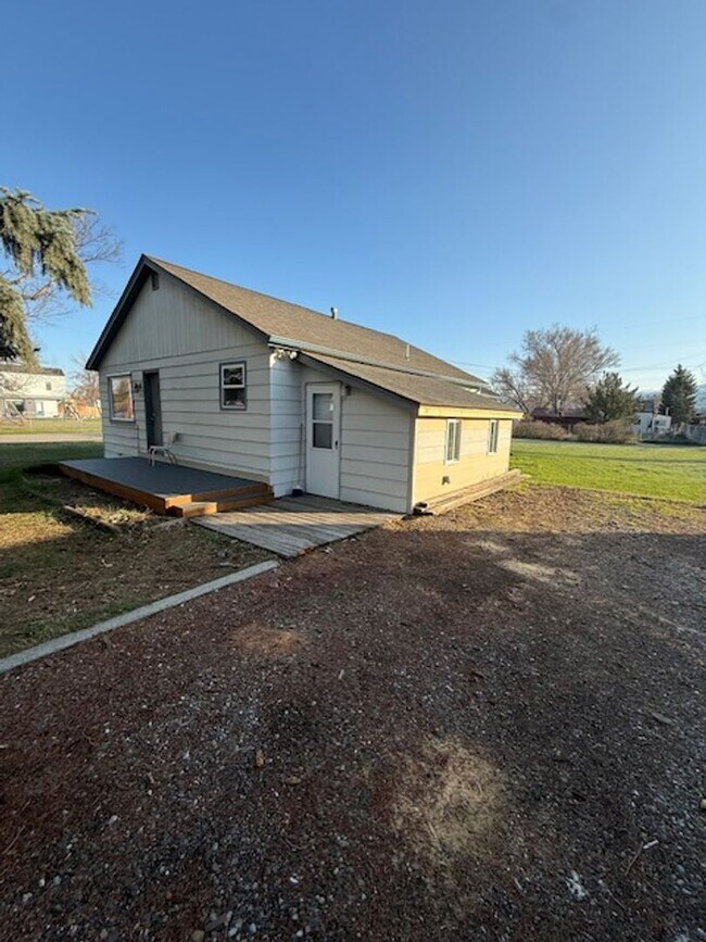 Building Photo - Newly Renovated 2-Bedroom Home – Pet Friendly!