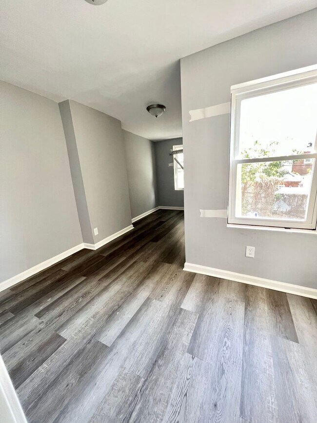 Building Photo - Recently rehabbed townhouse available in W...