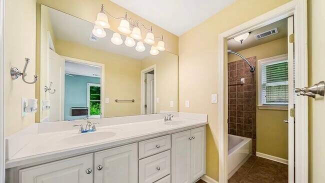 Building Photo - 732 Glass St NW