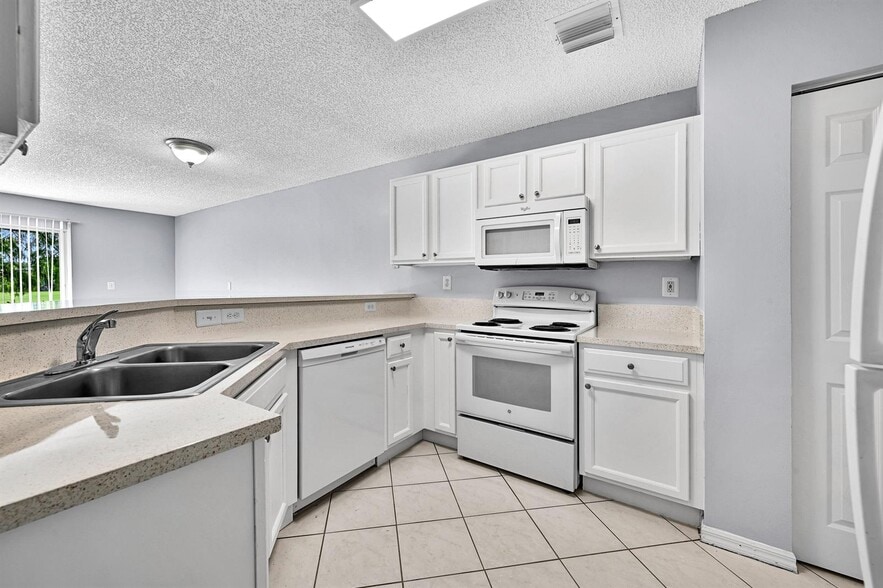 Building Photo - 8658 S Southgate Shores Cir