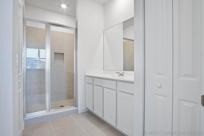 Building Photo - 381 SE Crossoak Ln
