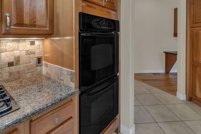 Building Photo - Beautiful and Spacious 4Bd 3.5Bath Home in...