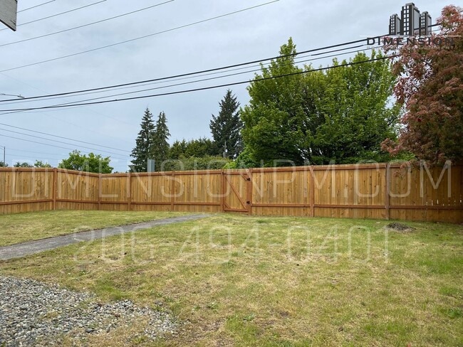 Building Photo - Stunning Renovated 2BR/1.5BA Duplex with A...