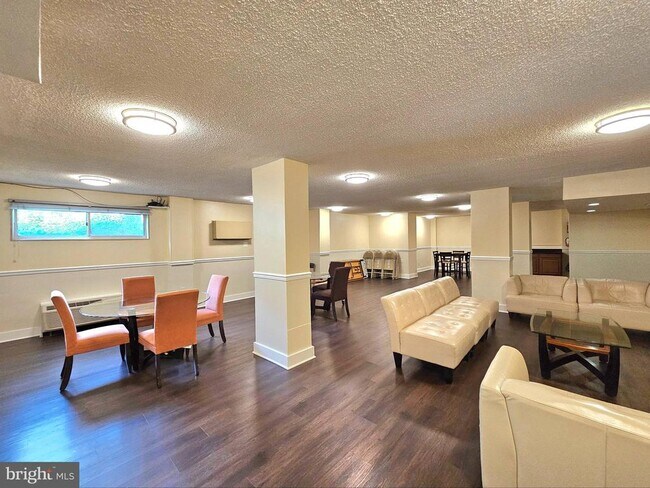 Building Photo - 2059 Huntington Ave