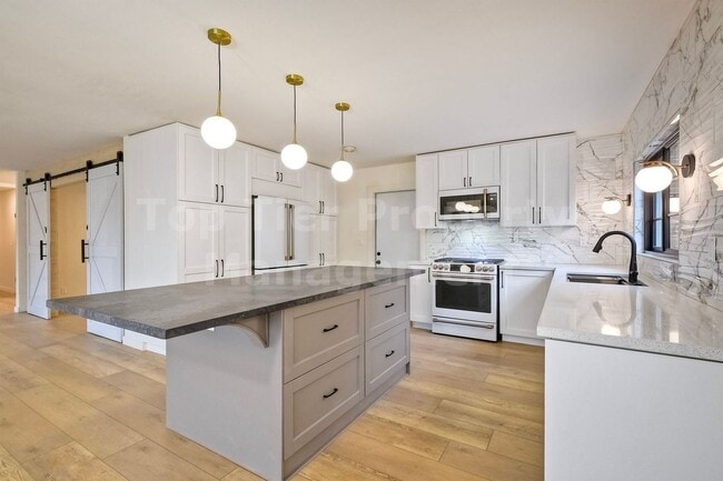 Building Photo - ***Completely Remodeled 3 bed+ Bonus Room,...