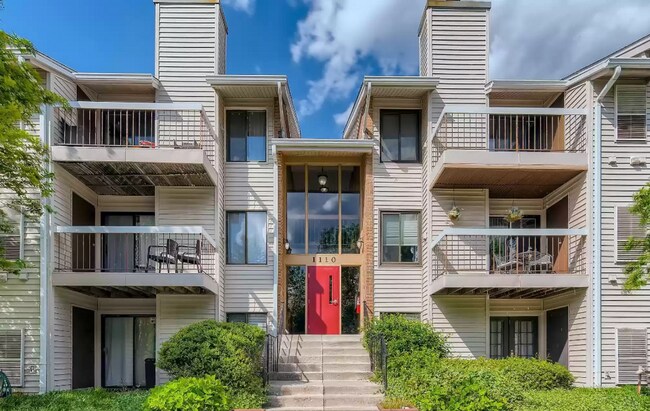 Building Photo - Charming Top Floor Condo with Pool View!!