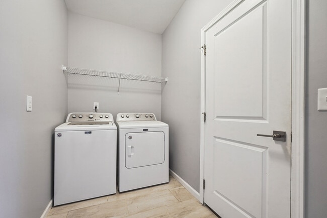 Building Photo - 2312 Longmont Dr