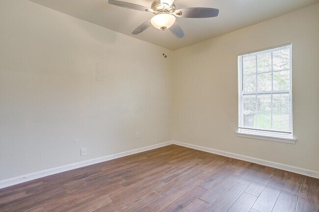 Building Photo - 3537 Half Moon Dr