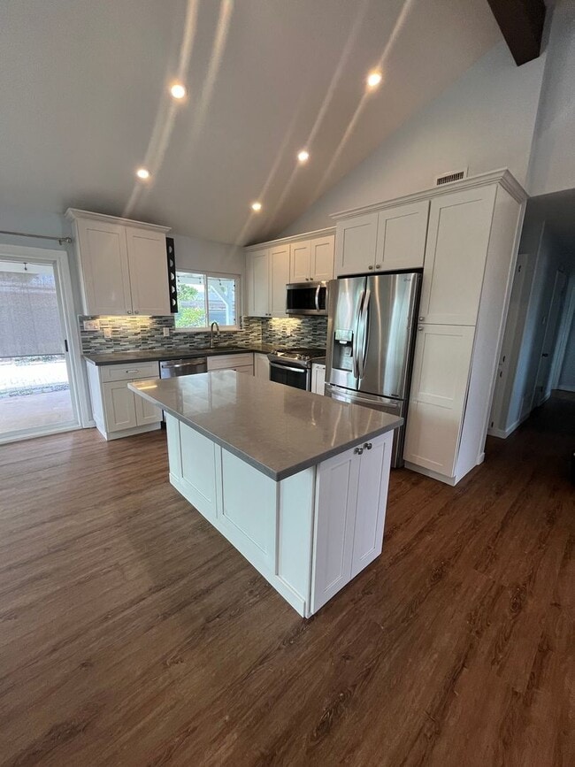 Building Photo - CHARMING 3BD/2BA SINGLE FAMILY HOME IN CLA...