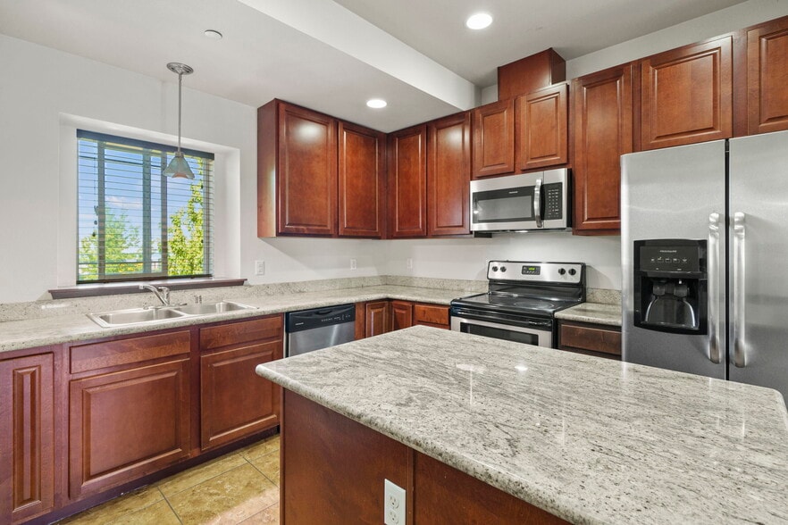 Building Photo - Beautiful Townhomes