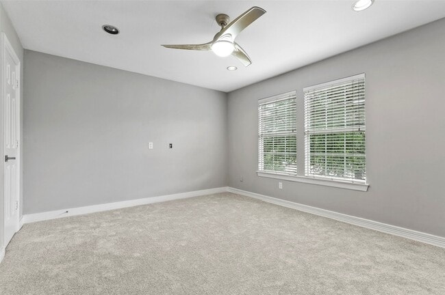 Building Photo - 545 Oak Hill Dr