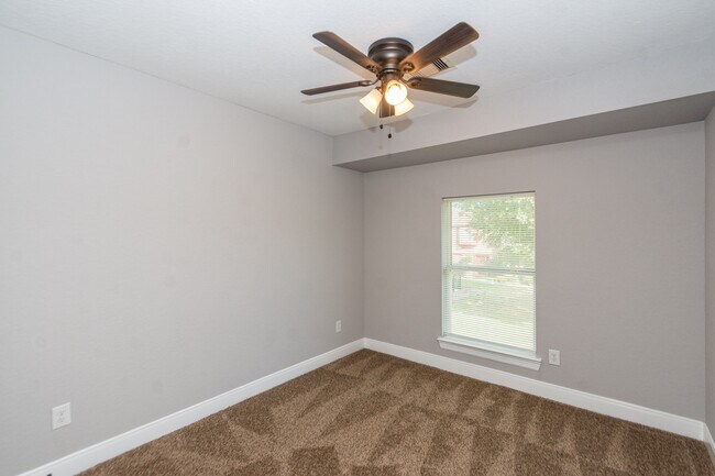 Building Photo - 1053 Willow Oaks Cir