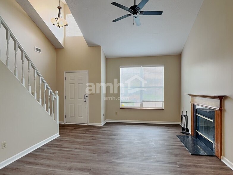 Building Photo - 5943 King Lear Dr