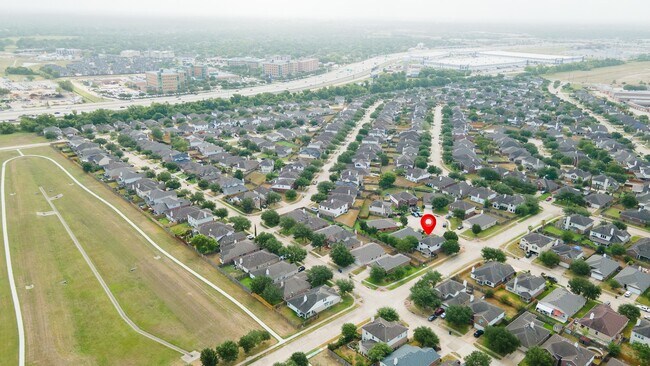 Building Photo - 10003 Lynette Falls Dr