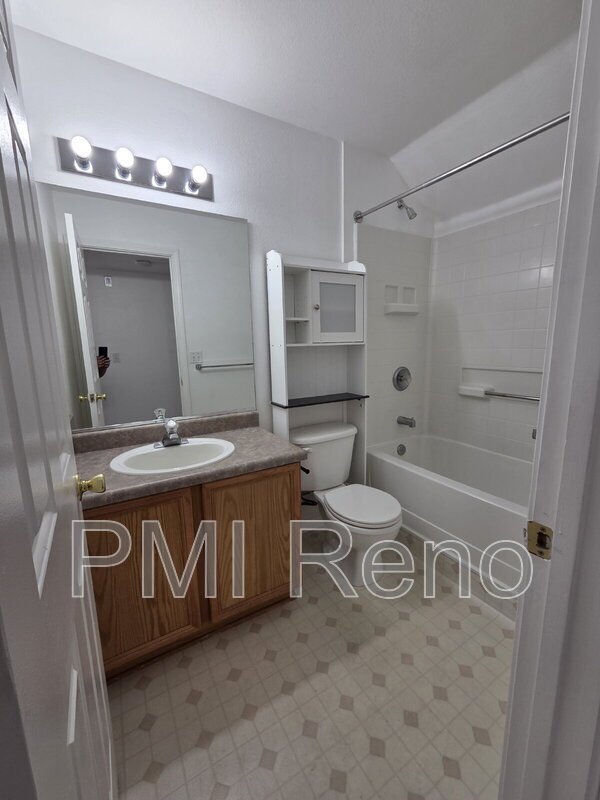 Building Photo - 421 Holcomb Ave