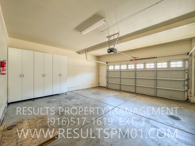 Building Photo - Lovely 3 bedroom in great location