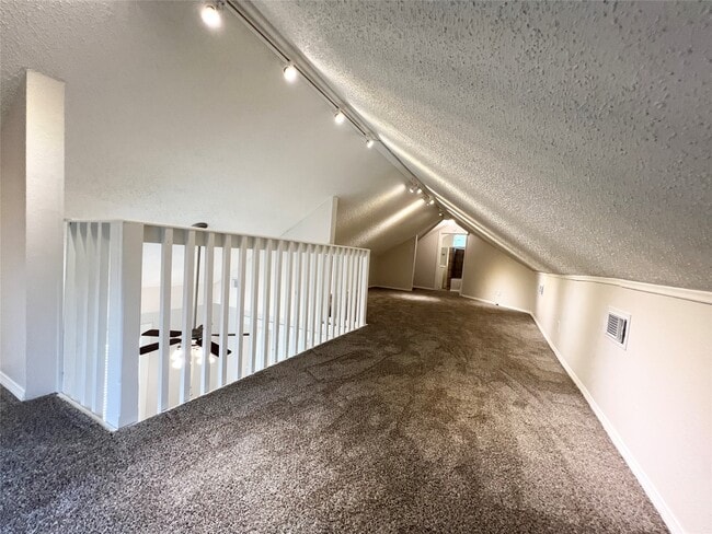 Building Photo - 421 E Myrtle St