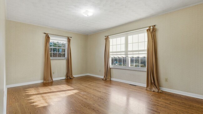 Building Photo - 3 bedroom Cleveland home!