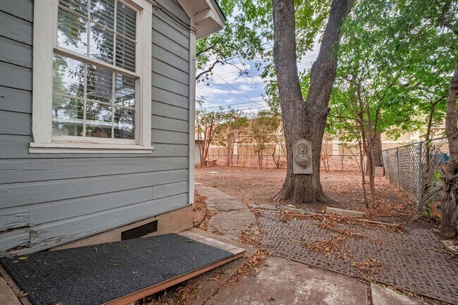 Building Photo - Charming Bryker Woods Retreat