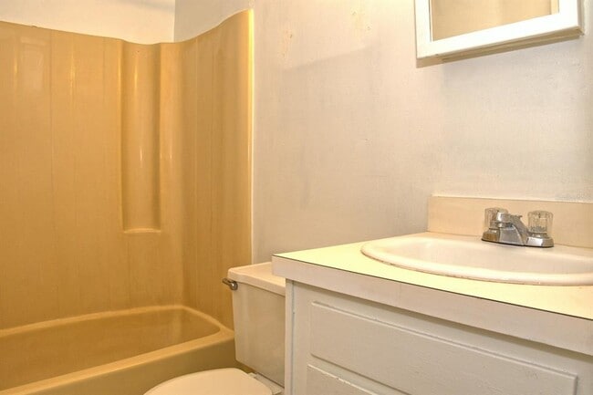 Building Photo - 1315 E Marks St