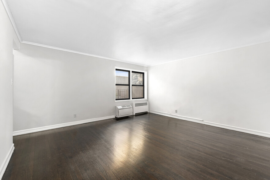 Living Room - 140 7th Ave